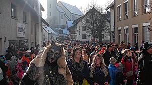Dicht an dicht drängen sich die Besucher des Ställfäschts in Rickenbachs Kirchstraße.