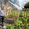 Schulleiterin Nuria Loewen am beschädigten Gewächshaus im Schulgarten. Unbekannte haben Teile des Schulgartens an zwei Wochenenden ...