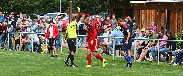 Felix Markanic (Bildmitte) vom FC Schönau: „Wir beschweren uns nicht, dass wir mit zwei Siegen gestartet sind.“