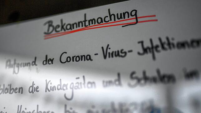 Ein Hinweiszettel informiert in einer Kindertagesstätte in Gangelt bei Heinsberg, dass die Einrichtung wegen des Coronavirus vorerst ...