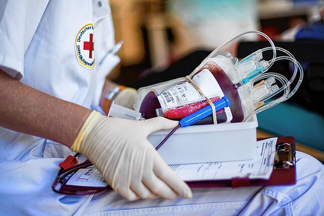 Krebs- und Unfallpatienten sind auch jetzt auf Blutspenden angewiesen.