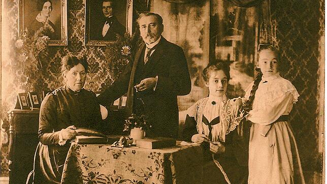 Familie Probst in alten Zeiten: Die Eltern Paulina und Rudolph Ferdinand mit Martha und Antonia (von links).