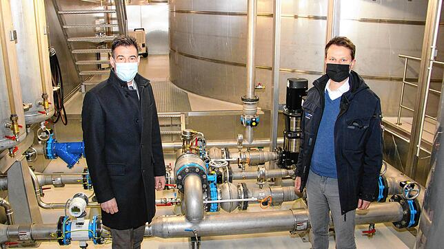 Oberbürgermeister Erik Pauly (links) und Kai Baudis, Leiter des Wasserwerks im Hochbehälter Aasen/Heidenhofen.