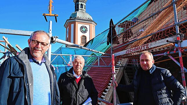 Pfarrer Ulrich Sickinger und Eberhard Völkle, derzeitiger Vertreter der Gemeinschaft zum Erhalt der Peter-Thumb-Kirche, zeigen sich ...
