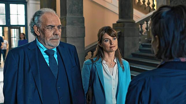 Thomas Borchert (Christian Kohlund) und die Anwältin Dominique Kuster (Ina Paule Klink).