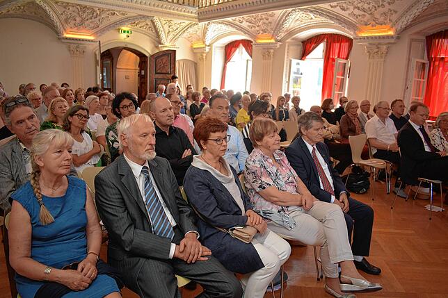 Das Publikum im gut besuchten Museumssaal: In der vorderen Reihe von links: Bärbel Weber und Alt-OB Volkmar Weber, Jutta Patzel, Witwe ...
