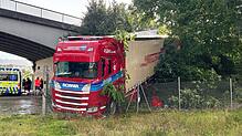 Bild : Blaulichtreport: Lastwagen brettert in der Schweiz neben der Brücke die Böschung hinunter