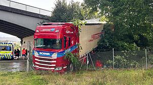 Bild : Blaulichtreport: Lastwagen brettert in der Schweiz neben der Brücke die Böschung hinunter