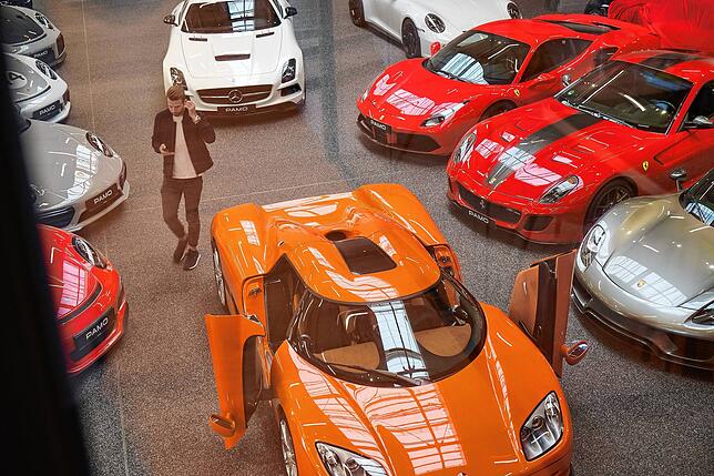 Blick aus dem Büro in die Halle voller Supercars.