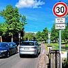 Für die Reduzierung der Regelgeschwindigkeit auf Tempo 30 braucht es Gründe – wie zum Beispiel hier die Lage der Straße zum Haupteingang ...