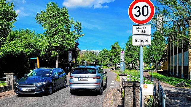 Für die Reduzierung der Regelgeschwindigkeit auf Tempo 30 braucht es Gründe – wie zum Beispiel hier die Lage der Straße zum Haupteingang ...