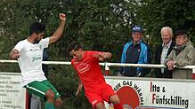 Den Ball fest im Visier. Georg Gür vom FC Pfaffenweiler (rechts) versucht in dieser Szene, Turgut Temizkan vom FC Brigachtal zu ...