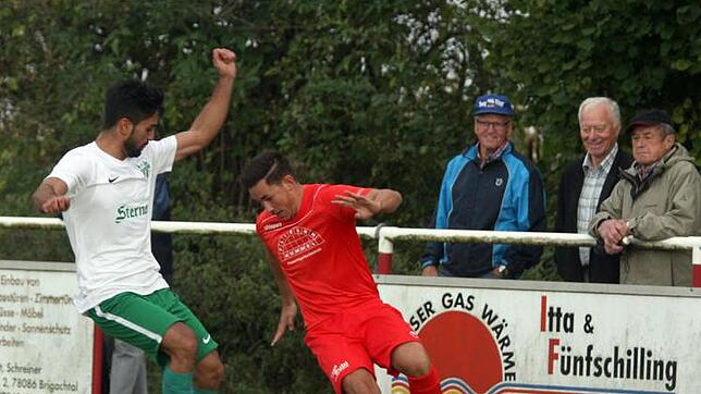 Den Ball fest im Visier. Georg Gür vom FC Pfaffenweiler (rechts) versucht in dieser Szene, Turgut Temizkan vom FC Brigachtal zu ...