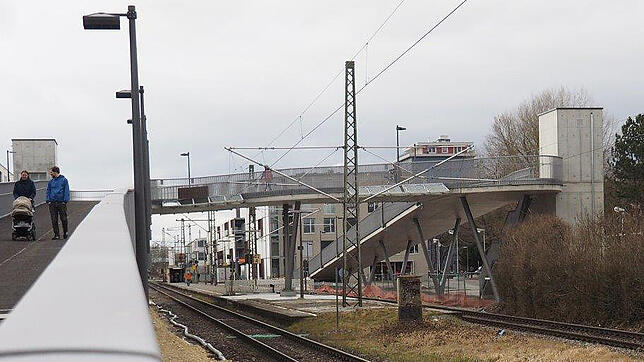 Seit Dienstag dürfen die Bahngleise in Petershausen über die Z-Brücke überquert werden.