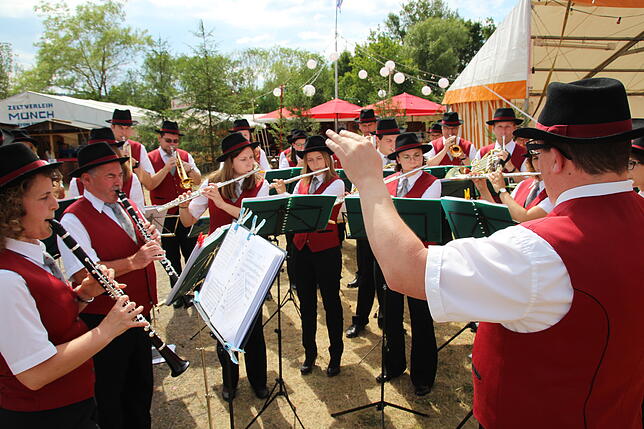 Bei Sonnenschein und sommerlichen Temperaturen spielt der Musikverein Brigachtal zur Eröffnung des 35. Brigachtaler Dorffestes auf.