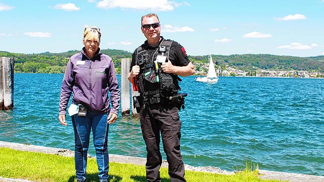Heidi Huber vom Gemeindevollzugsdienst Bodman-Ludwigshafen und Novica Martinovic vom Sicherheitsdienst wiesen am Wochenende Besucher der ...