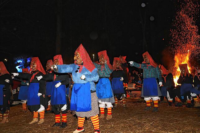 Bild 5: Schneeschreck und Riedhexen tanzen am Feuer &ndash; Alle Bilder vom Fasnachtsauftakt in Wollmatingen