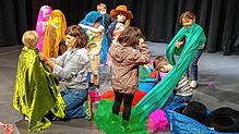 Hüte und Tücher verwandeln die Kinder in Helden und Gespenster.