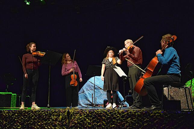 Stehen gemeinsam auf der Bühne (von links): Anne-Sophie Fenzi (Violine), Christina Burchardt (Violine, Leiterin Musikschule), Lena ...