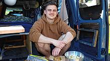 „Sonne ist schon schöner“, sagt Yannick Gaubatz. Ihn hat es mit seinem Campervan aus Gießen an den Bodensee verschlagen.