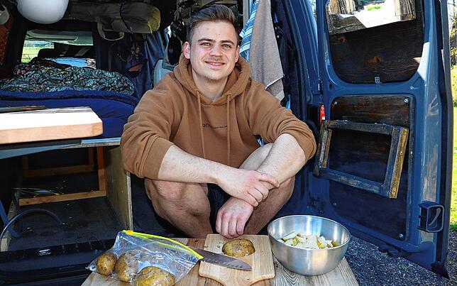 „Sonne ist schon schöner“, sagt Yannick Gaubatz. Ihn hat es mit seinem Campervan aus Gießen an den Bodensee verschlagen.