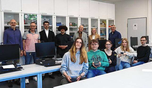 Zwölftklässler des technischen Gymnasiums arbeiten gemeinsam mit ihren Lehrern, der Stadt Singen und der Firma Sybit an einem Projekt, ...