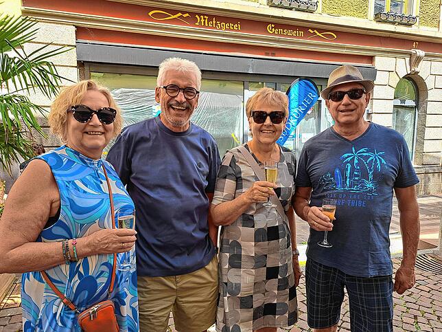 Bild 5: Gute Gespräche und Erfrischendes: SÜDKURIER bewirtet beim Städtle-Apéro in Tiengen