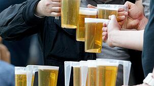 Bier gehört für viele Fußballfans beim Stadionbesuch dazu. Für das Stadionbier müssen sie aber immer tiefer in die Tasche greifen.
