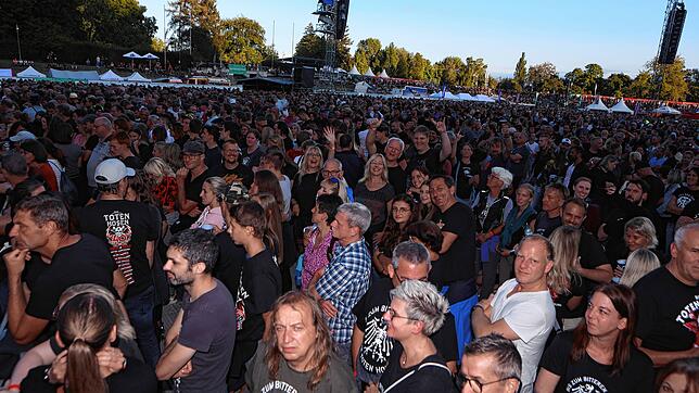Bild 29: Die Toten Hosen geben sich in Konstanz die Ehre. Fotos aus dem ausverkauften Stadion