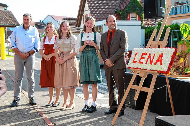 Die Weinhoheiten auf dem Weg zur Festbühne (von links): Winzer Martin Stoll, die Bodensee-Weinprinzessin Melina Bachlaitner, die ...