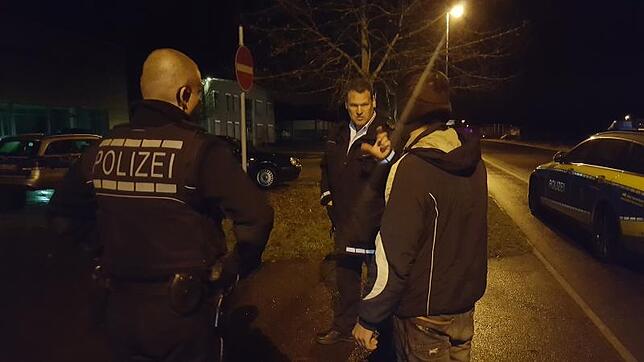 Mit Händen und Füßen: Die Kommunikation mit ihren "Klienten" ist für Polizisten oft schwierig. Viele der Klienten sind der deutschen ...