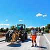 Waldemar Rieglon (im Radlader) und Alexander Neigum transportieren Epoxidharz. Die beiden gehören zu den Arbeitern, welche gegenwärtig ...