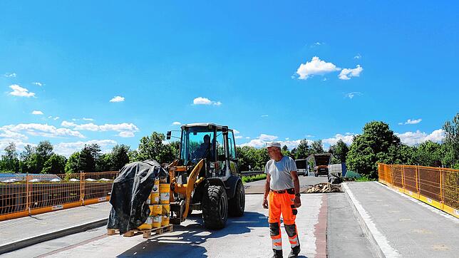 Waldemar Rieglon (im Radlader) und Alexander Neigum transportieren Epoxidharz. Die beiden gehören zu den Arbeitern, welche gegenwärtig ...