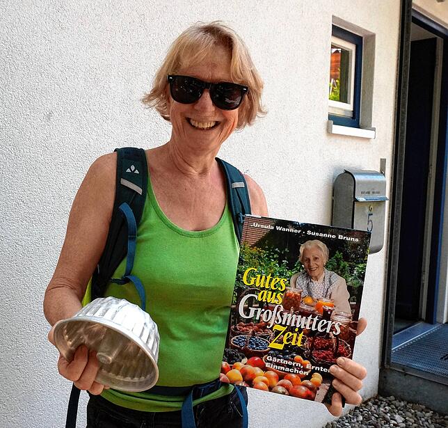 Rezeptfan: Selma Weber-Reuter aus Waldshut liebt alte Rezepte und wird dieses Buch und diese Kuchenform mitnehmen.