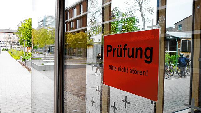 Der erste Jahrgang der Gemeinschaftsschule Gebhard in Konstanz schreibt dieses Jahr sein Abitur. Damit zwischen den Tischen genug ...