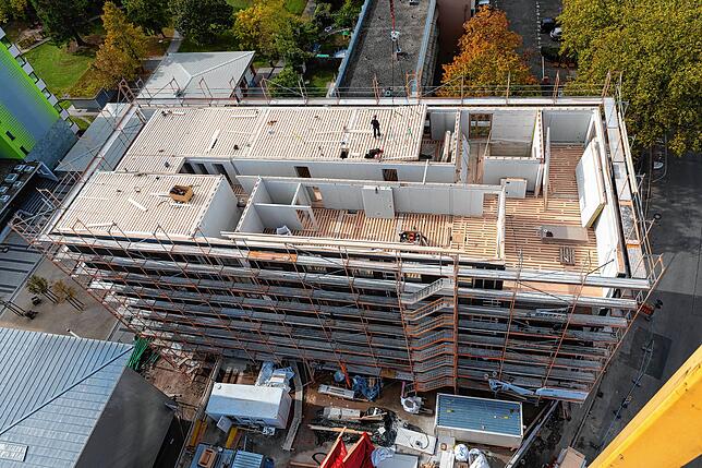 Ein Blick von oben auf die Baustelle des achtstöckigen Holzhochhauses von Holzbau Bruno Kaiser. Laut Firmenangaben ist es ...