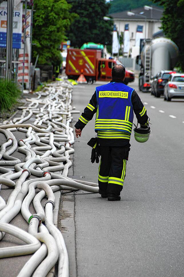 Mit vielen Schläuchen wurde das Hochwasser in Krauchenwies in die Ablach geleitet.