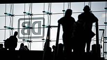 Menschen gehen am Pfingstmontag durch den gut gefüllten Berlinger Hauptbahnhof.