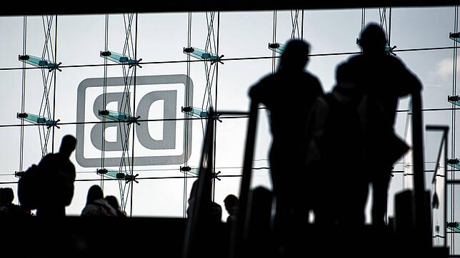 Menschen gehen am Pfingstmontag durch den gut gefüllten Berlinger Hauptbahnhof.