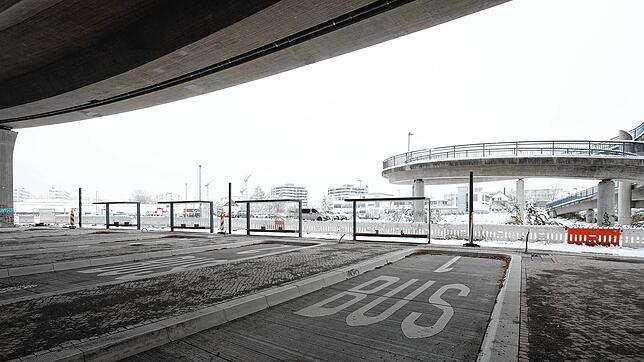 Hier sollen bald Fernbusse halten: Der &bdquo;Fernbusbahnhof Europabrücke&ldquo; nimmt Gestalt an. Allerdings dauert es länger, bis er ...