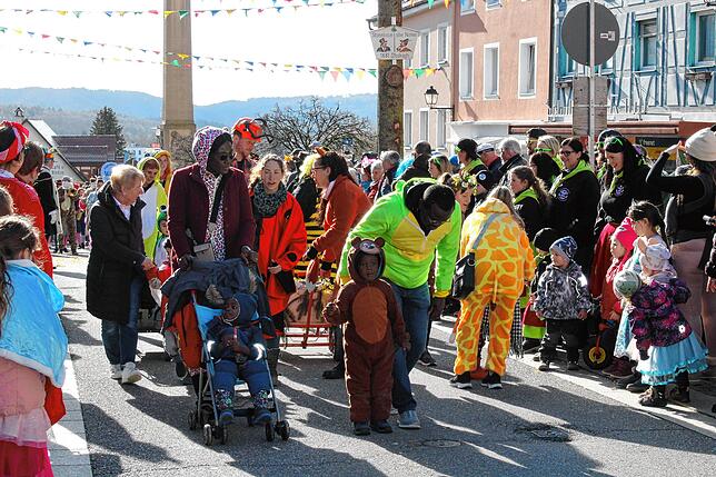 Bild 25: Kinderumzug und Setzen des Kindernarrenbaums in Stockach (Teil 1)