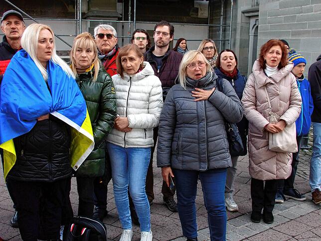 Ukrainische Mitbürger gedenken der Opfer in ihrer Heimat.
