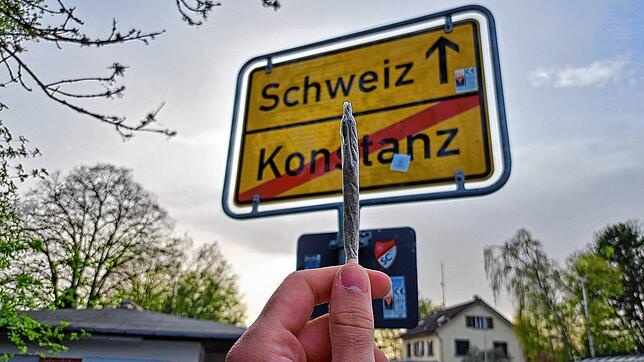 Einfach mit dem Joint (der auf dem Symbolbild enthält übrigens keine berauschenden Stoffe) über die Grenze laufen? Das ist nicht ...