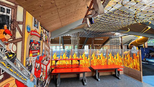 In einer Spielecke der Spielscheune wird das Thema Feuerwehr aufgegriffen. Jetzt ist auch das Gebäude selbst wieder sicher.