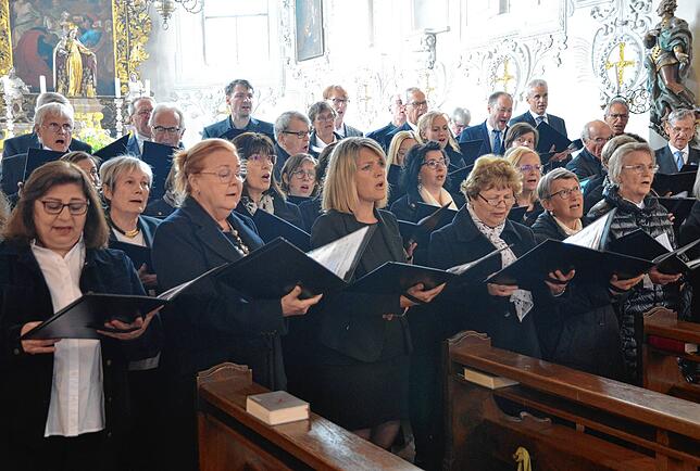Der Markdorfer Kirchenchor singt Jacob de Haans „Missa Brevis“ und wird dabei von Musikern der Stadtkapelle begleitet.