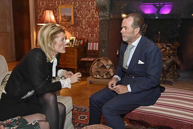 Treffen im Kaminzimmer: Jeanette Erbprinzessin zu Fürstenberg unterhält sich mit Maximilian Prinz zu Fürstenberg.