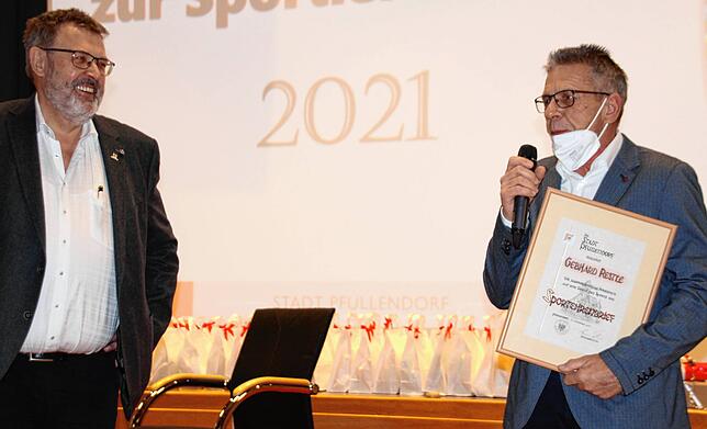 Für seinen jahrzehntelangen Einsatz beim SV Denkingen erhielt Gebhard Restle den Sportehrenbrief der Stadt, überreicht von Bürgermeister ...
