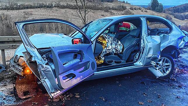 Ein total demoliertes Auto nach dem Unfall auf der Landesstraße 224 zwischen Engen-Anselfingen und Tengen-Watterdingen.