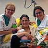 Christina Nilles und Birgit Tröscher gratulieren der frisch gebackenen Mama Katrin Vogt mit ihrem Baby Johanna.