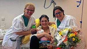 Christina Nilles und Birgit Tröscher gratulieren der frisch gebackenen Mama Katrin Vogt mit ihrem Baby Johanna.